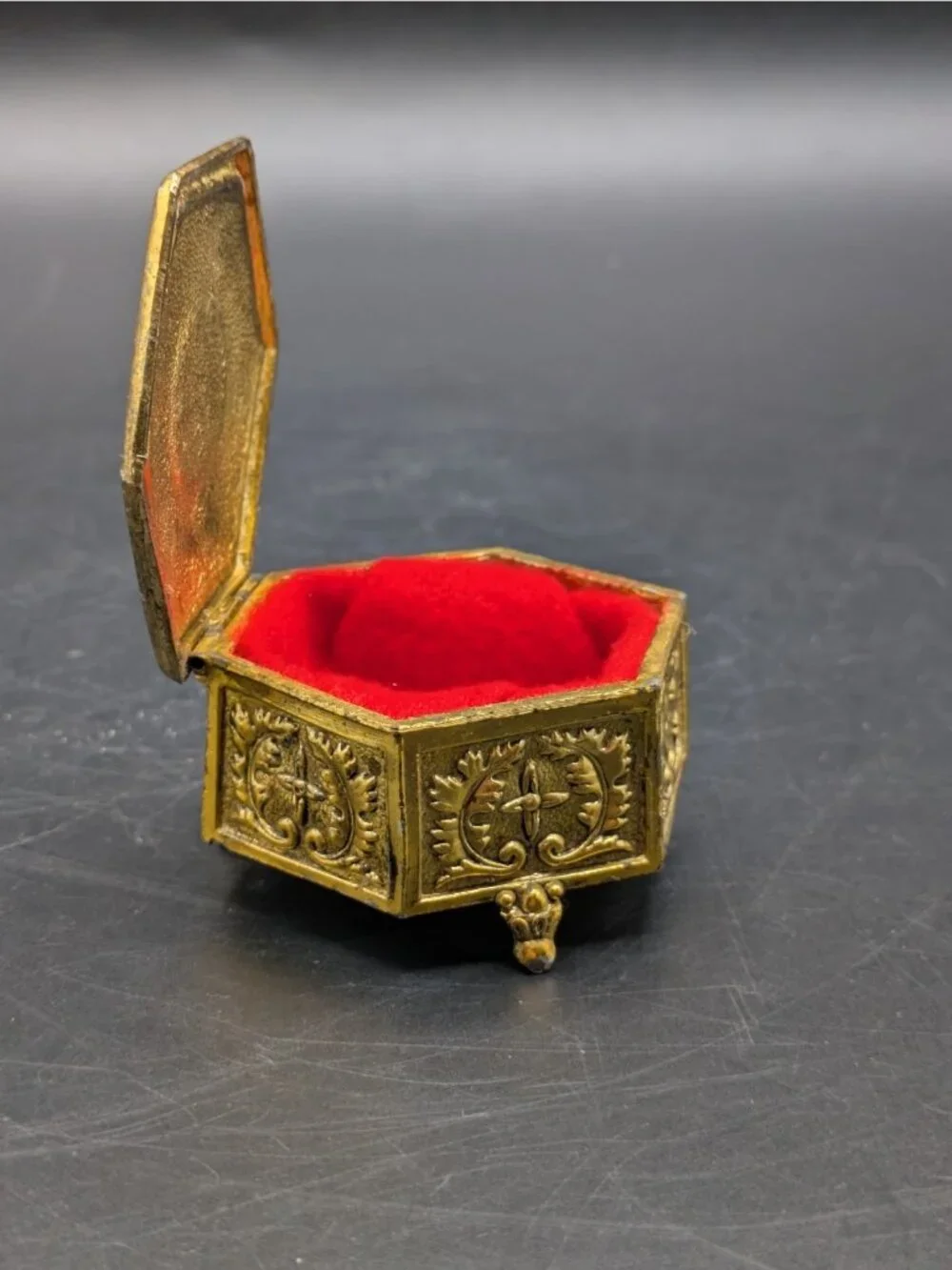 Vtg Victorian Style Ornate Trinket Jewelry Box Gold Tone Metal Tri-foot Japan 2